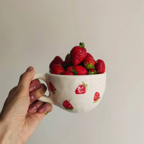 Rankų darbo puodelis su braškėmis